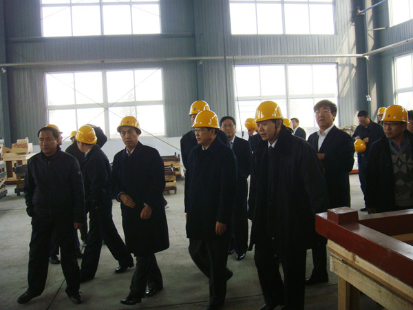 Accompanied by the leaders of Fuxin city and county， Mr. Chen visited the pattern shop.